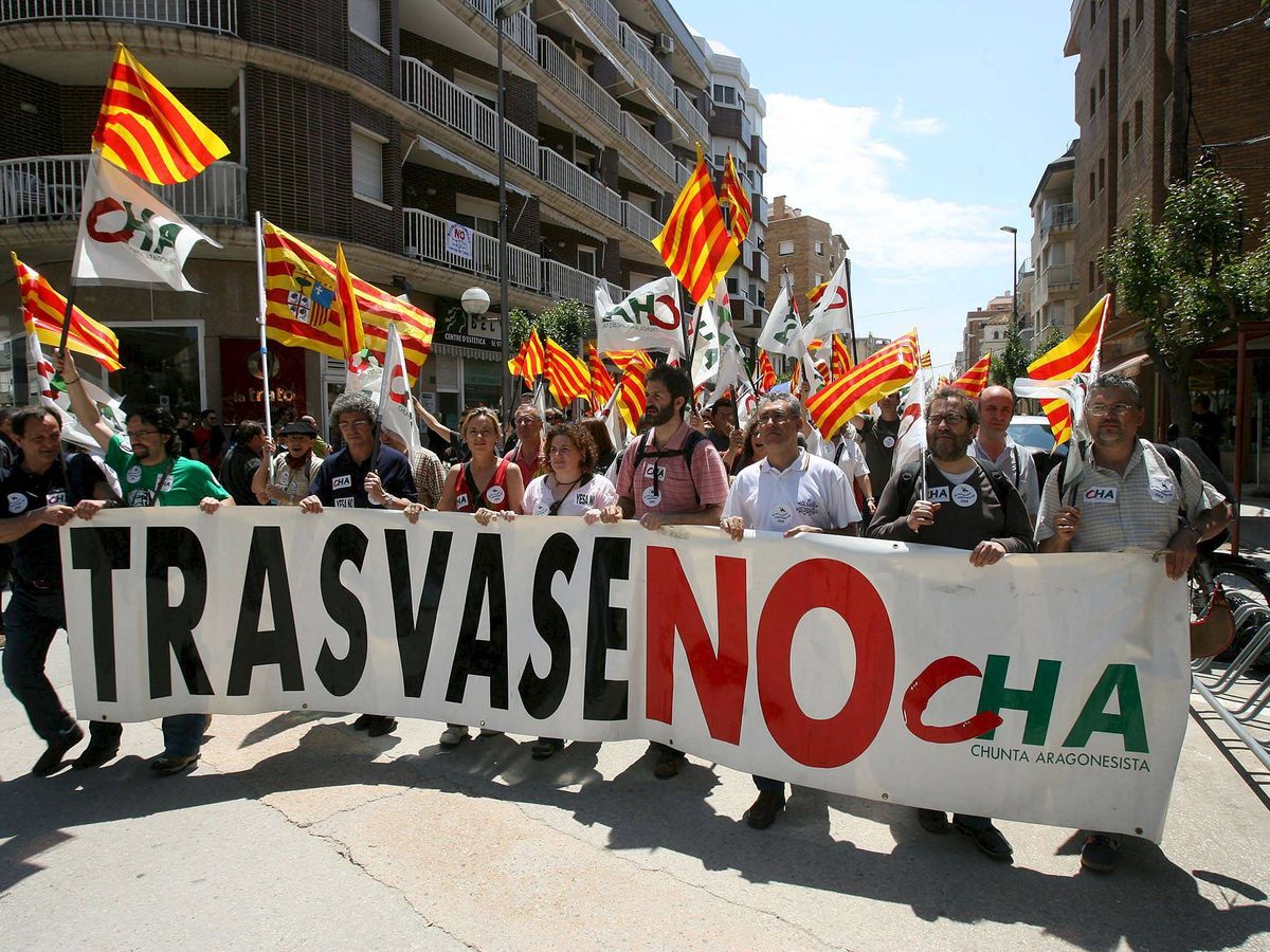 Foto: Protesta en Tarragona de las plataformas en defensa del Ebro. (EFE/Jaume Sellart)