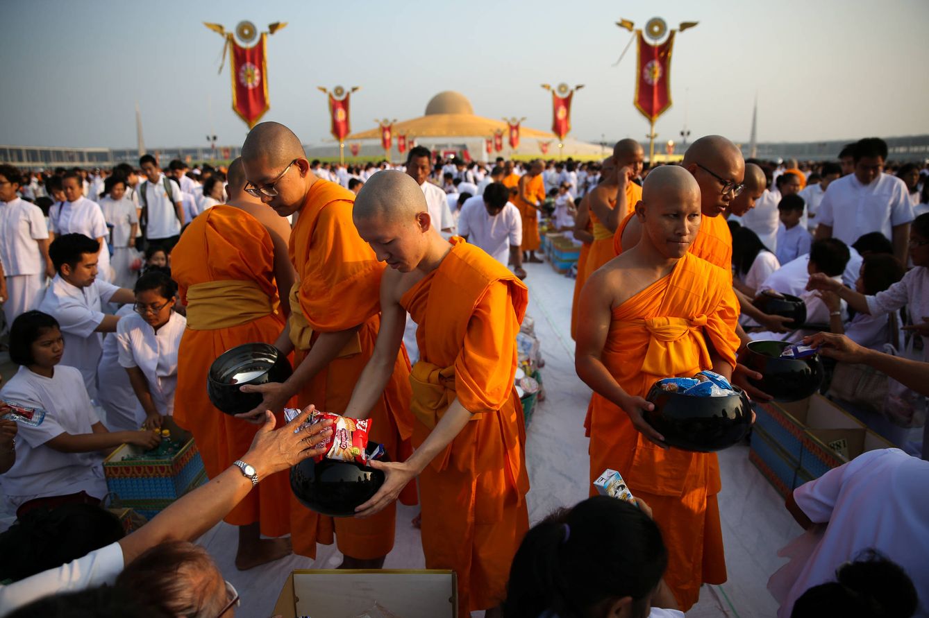 Monjes budistas durante una ceremonia en el templo de Wat Phra Dhammakaya, en Pathum Thani, Tailandia. (Reuters)