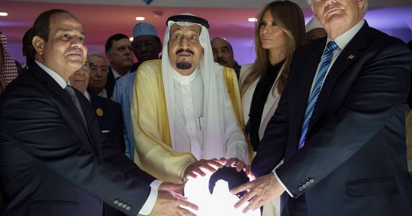 Foto: Donald Trump junto a su esposa Melania, el rey Salman de Arabia Saudí y el presidente Al Sisi de Egipto, en Riad, el 21 de mayo de 2017. (EFE)