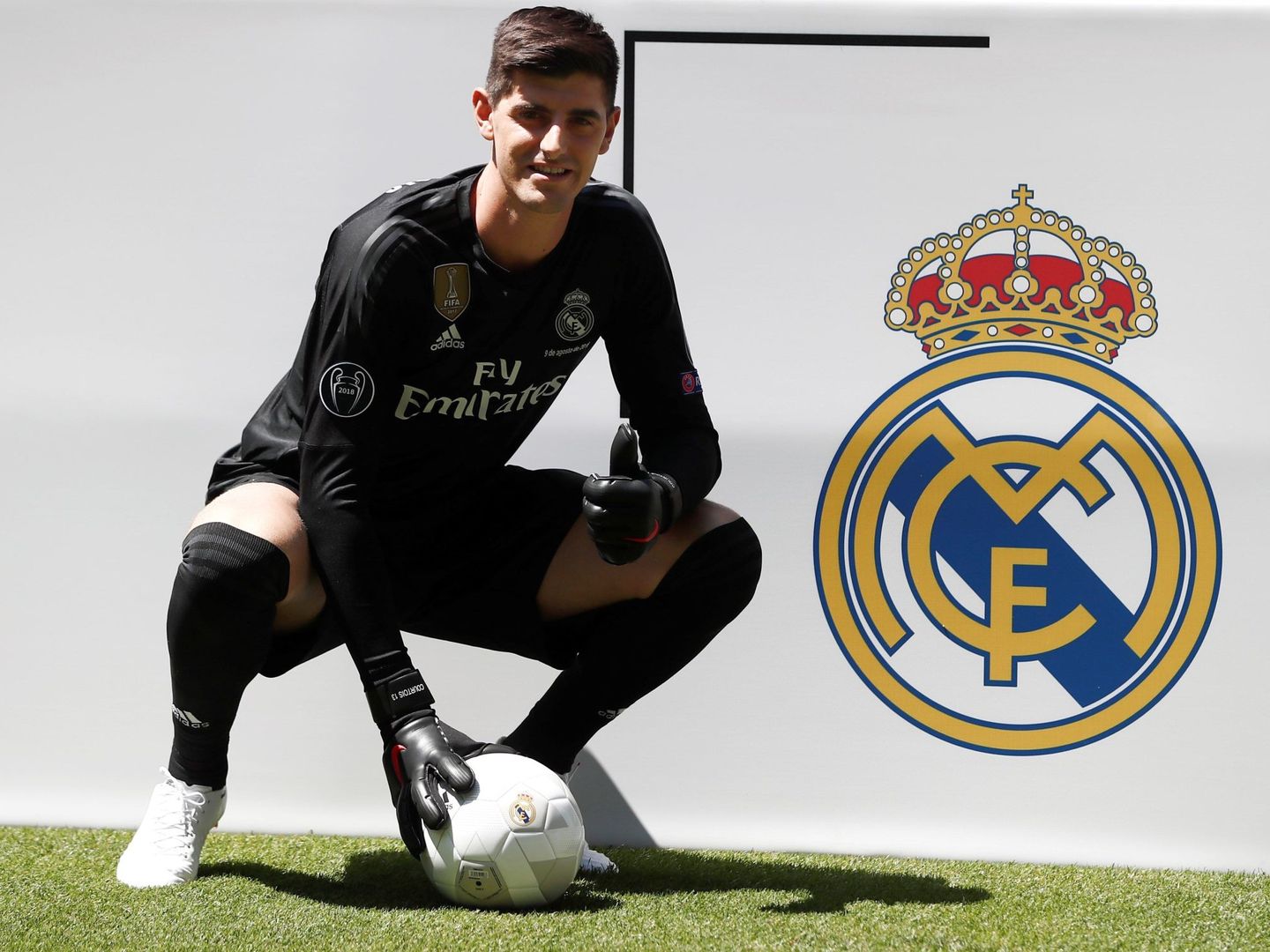 Courtois posa con el escudo del Real Madrid. (Efe)