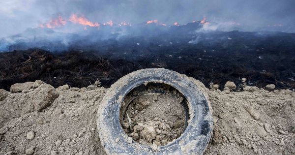 Foto: El incendio en 2016 del mayor vertedero de neumáticos de Europa (ilegal desde 2003) fue una catástrofe medioambiental en la historia de España. (EFE)