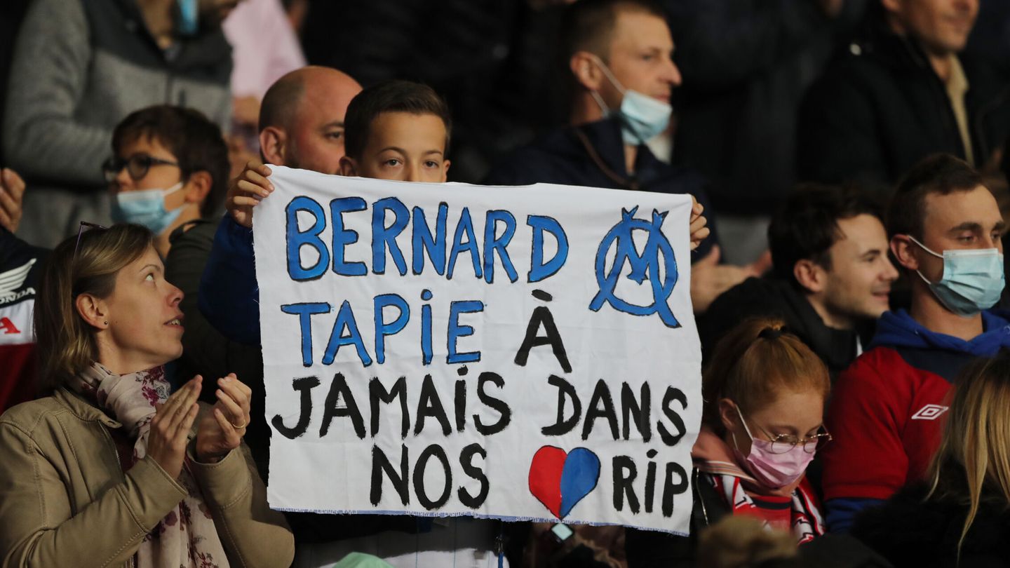 Una pancarta de un aficionado en el partido entre el Lille y el Marsella. (Reuters)