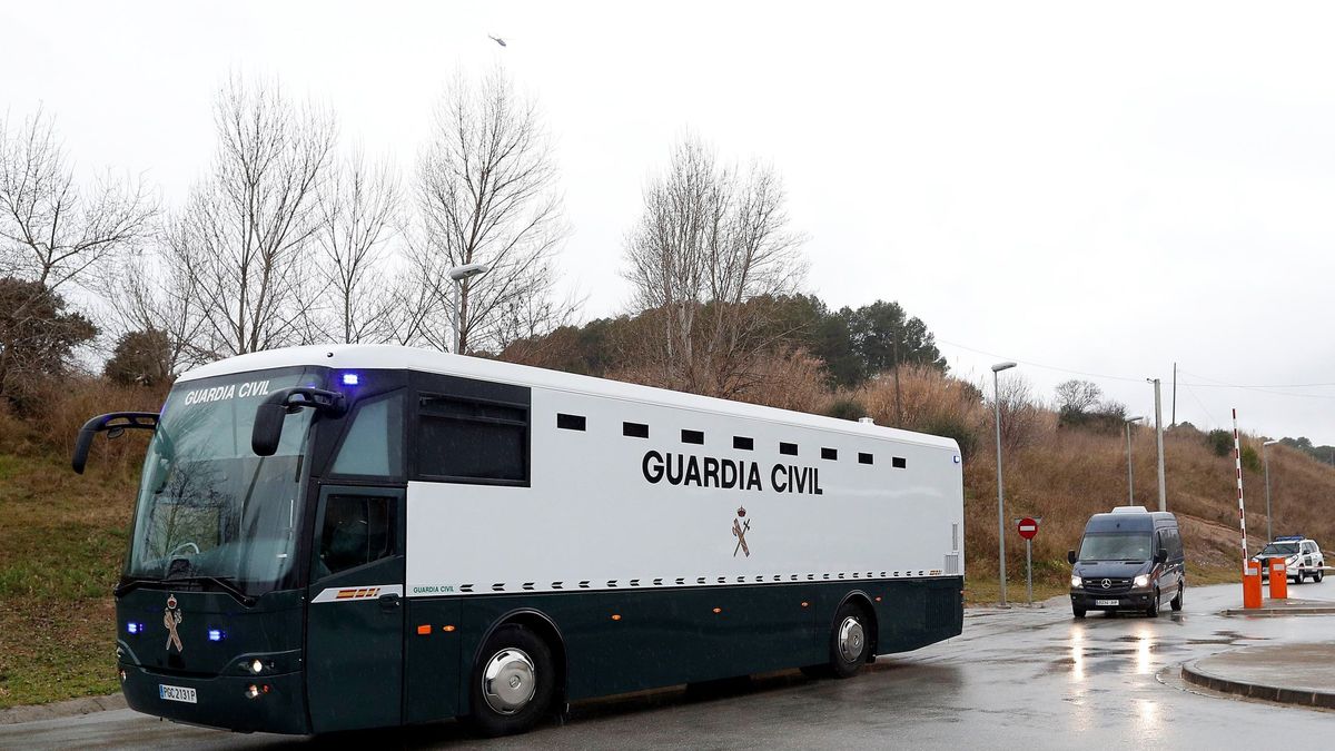 Autobús nuevo, aseo, bocadillo y 100 euros en efectivo: así fue el traslado de los presos