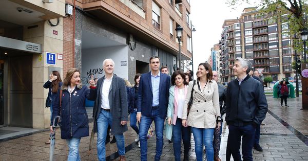 Foto: Pedro Sánchez, este 19 de abril paseando por Logroño con el barón riojano, Paco Ocón (d), y la candidata autonómica, Concha Andreu (3d). (Inma Mesa | PSOE)