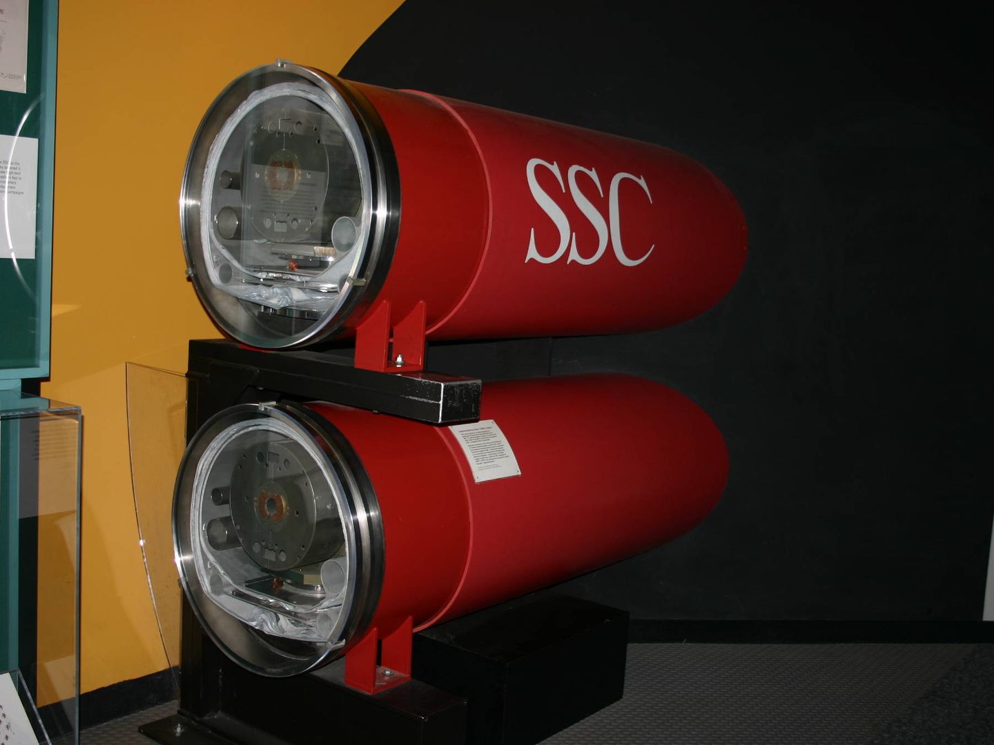 Dos imanes superconductores del SSC, hoy piezas de museo. (Ryan Somna / Flickr)