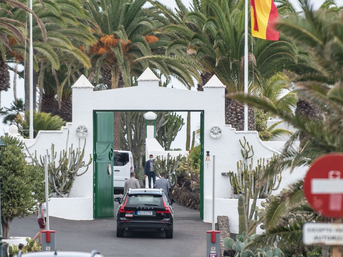 Foto: El presidente del Gobierno, Pedro Sánchez, llegando este miércoles a la residencia de La Mareta (Lanzarote) para pasar unos días de vacaciones. (EFE)