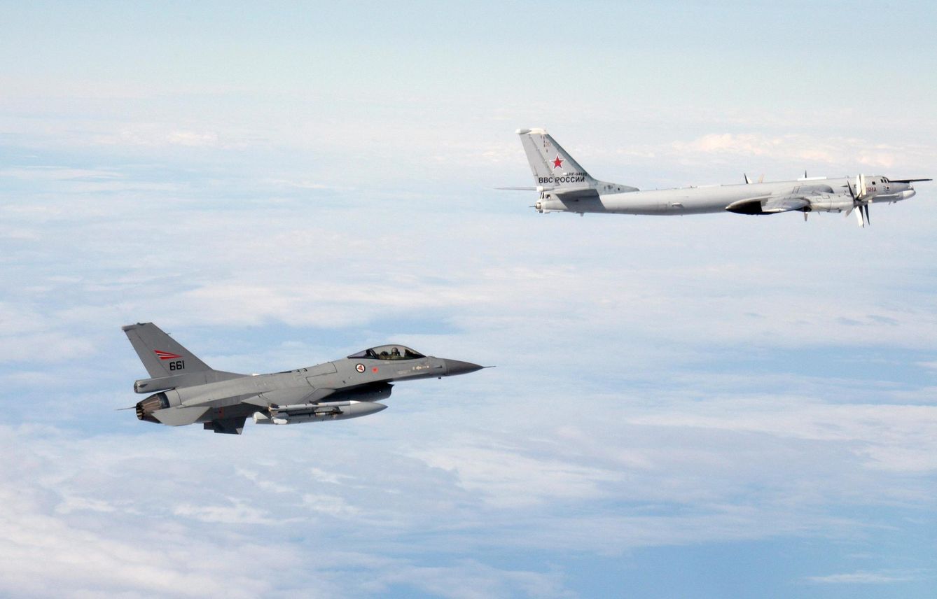 Un Tu-95 (derecha) vuela junto a un caza F-16 noruego en una maniobra militar.(Reuters)