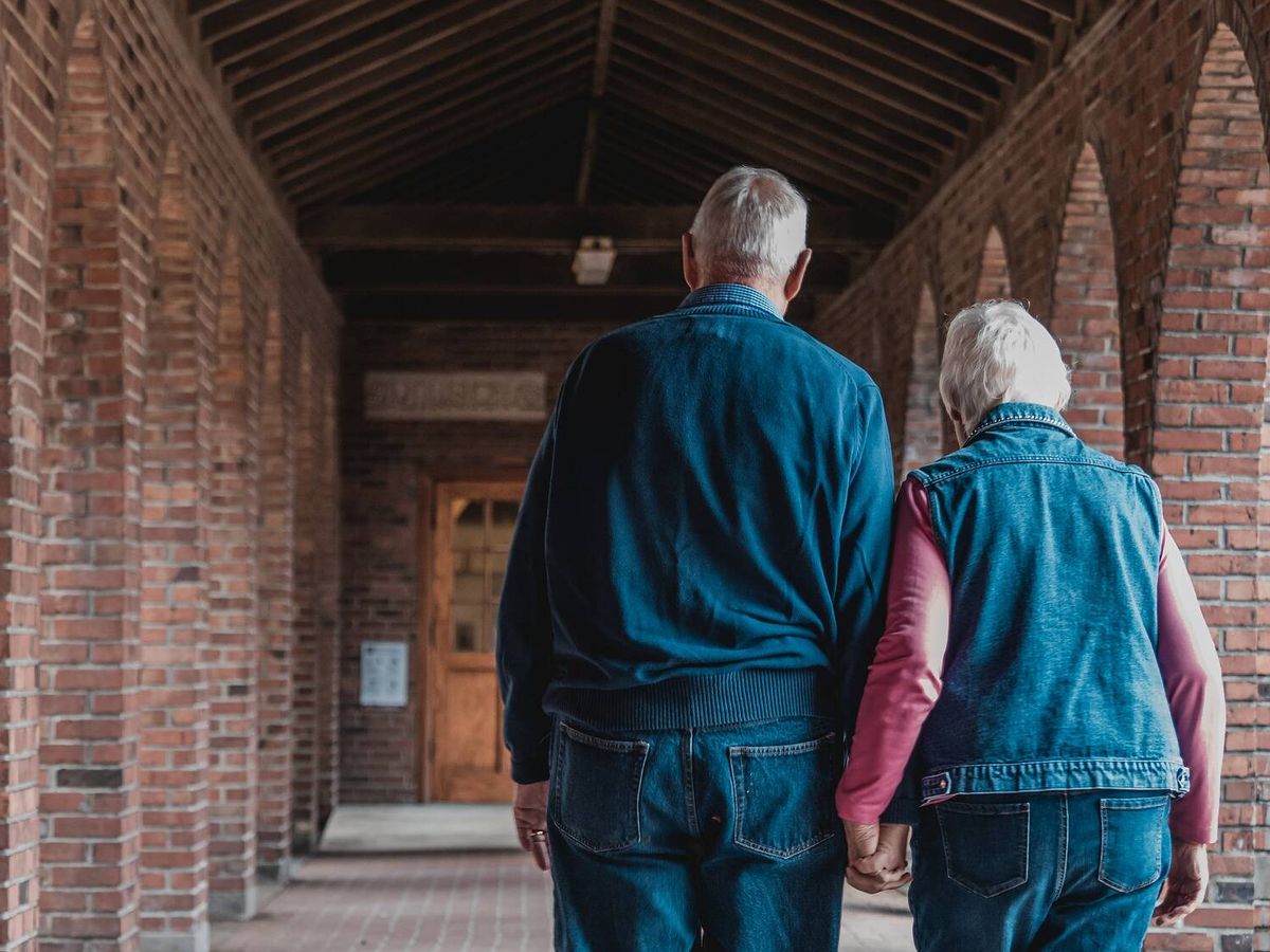 Foto: Una pareja de ancianos que gana la lotería y decide donar una parte a un colegio. (Pixabay)