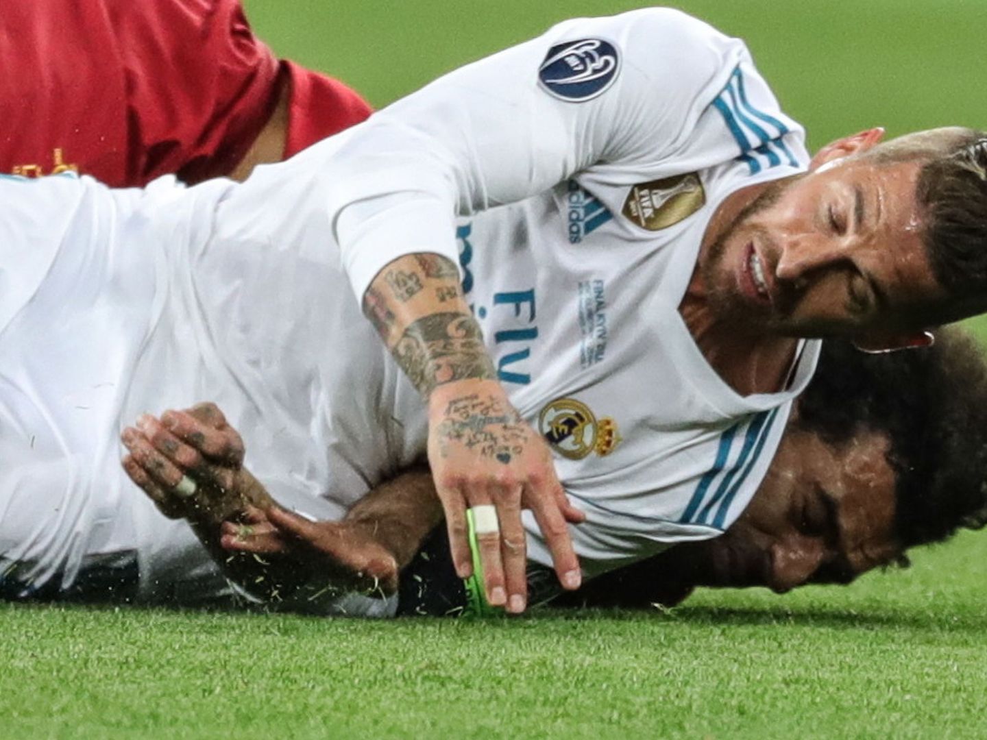 Sergio Ramos cae sobre el hombro de Salah en la última final de la Champions. (EFE)