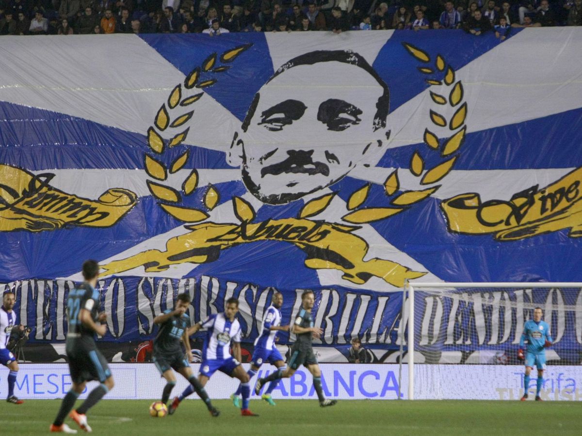 Foto: Seguidores del Deportivo de La Coruña despliegan un banderón con la cara de Jimmy en Riazor. (EFE/Cabalar)
