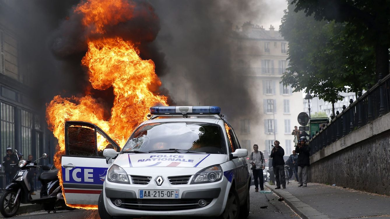 Foto: Un coche patrulla arde durante una protesta contra la violencia policial en París. (Efe/Yoan Valat)