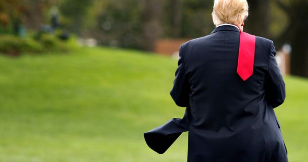 Foto: El presidente Donald Trump camina por el césped de la Casa Blanca, en Washington, el 28 de abril de 2018. (Reuters) 