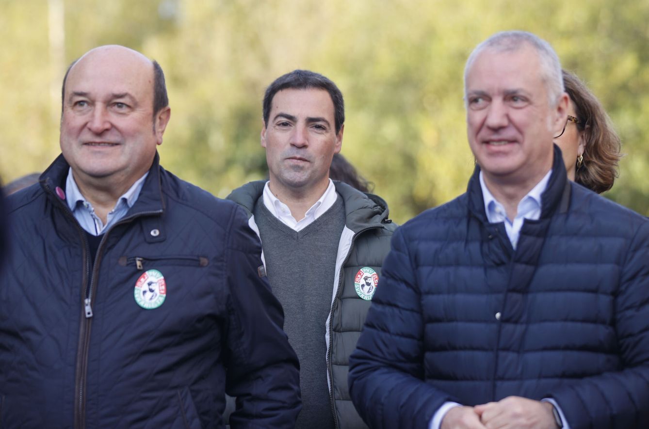 El candidato del PNV a lendakari Imanol Pradales, junto al lehendakari Iñigo Urkullu, y al presidente del PNV, Andoni Ortuzar.  (EFE/Luis Tejido)