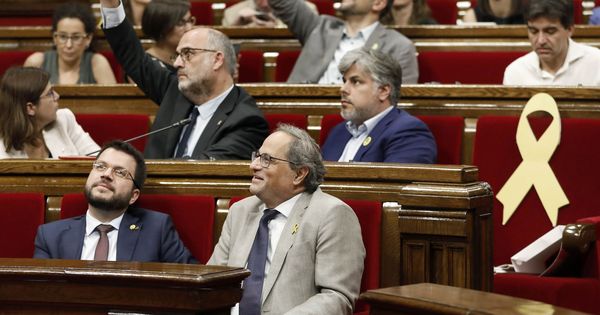 Foto: El presidente de la Generalitat, Quim Torra, junto a su vicepresidente, Pere Aragonès, en el Parlament. (EFE)
