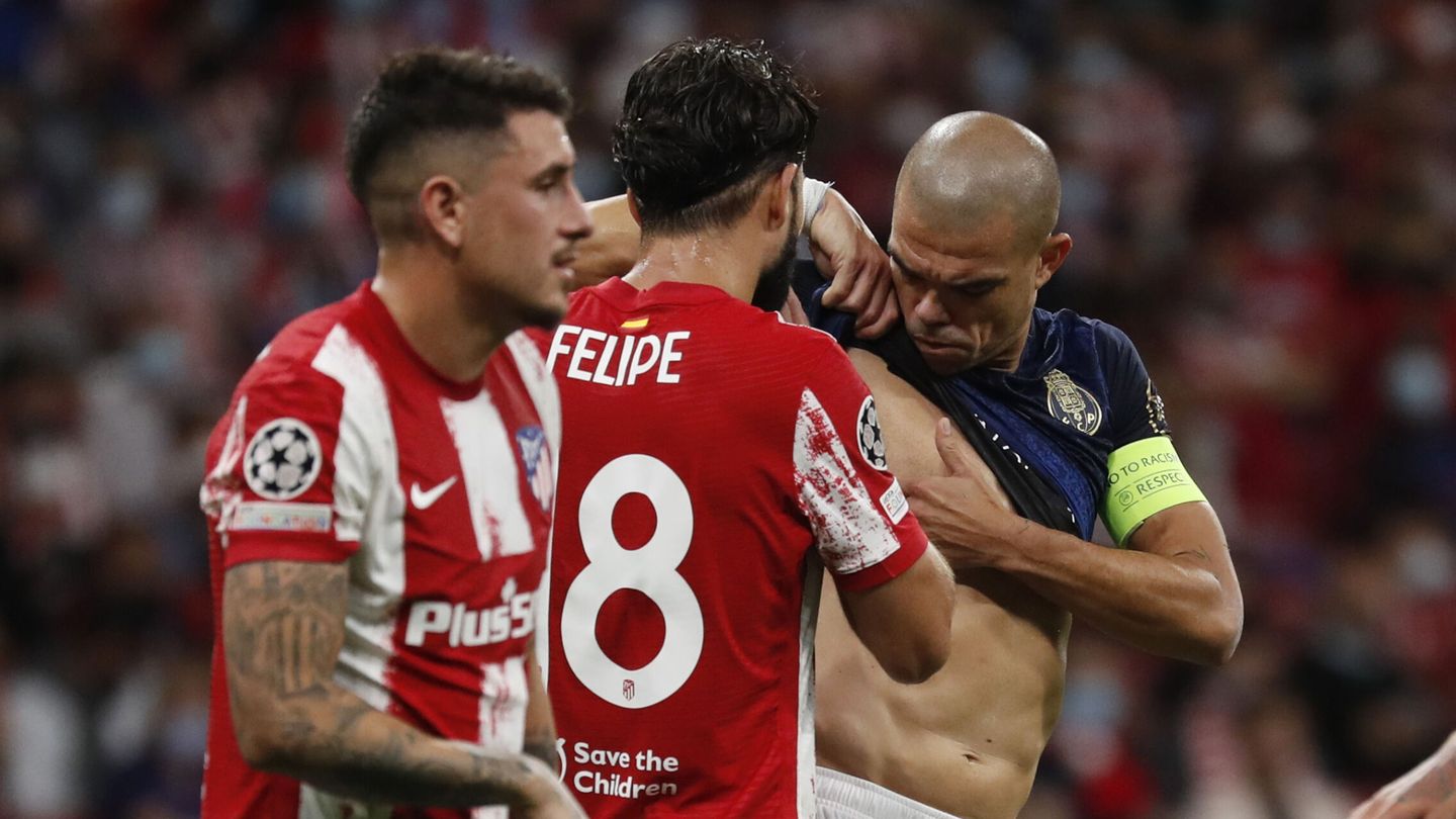 Pepe, enseñándole a Felipe el golpe. (Reuters)