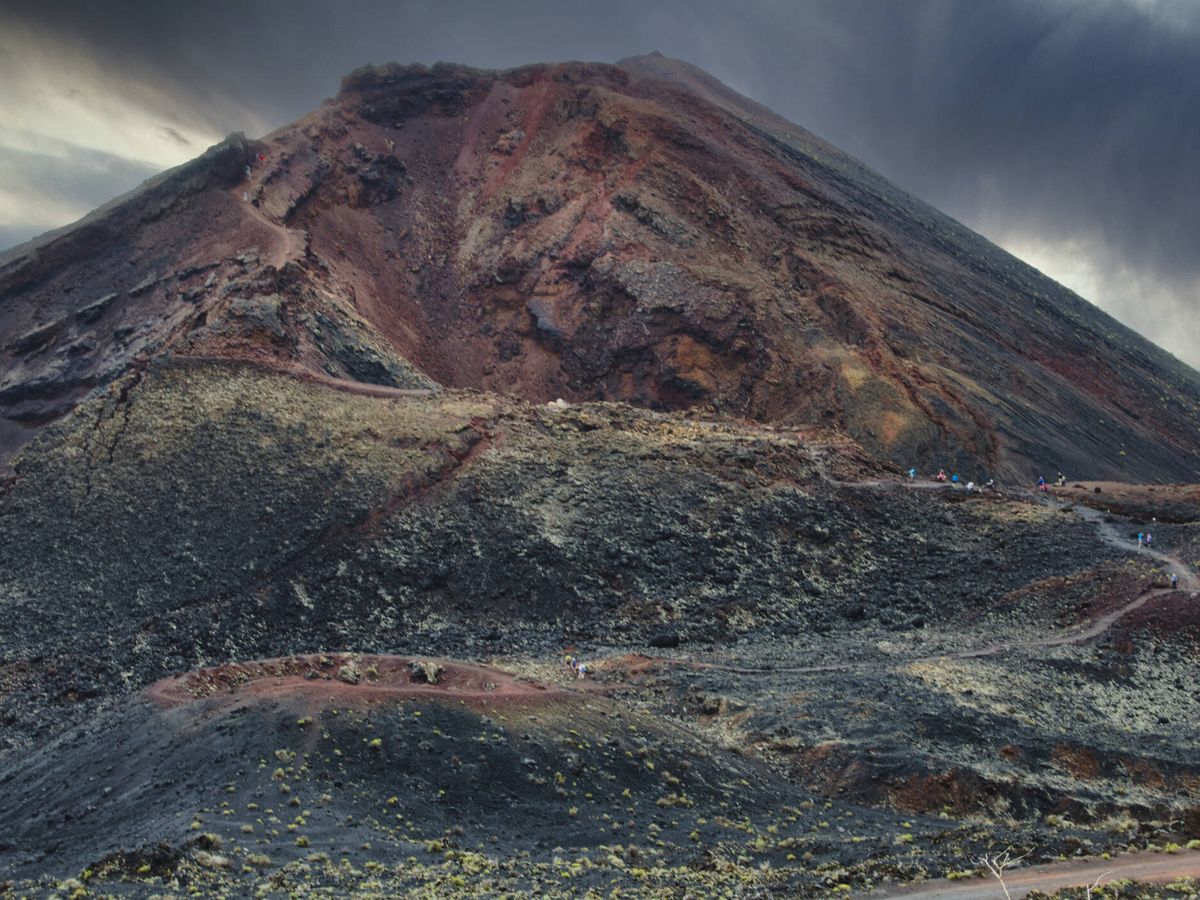 Foto: Cumbre del volcán Teneguía, el último que entró en erupción en La Palma. (iStock)