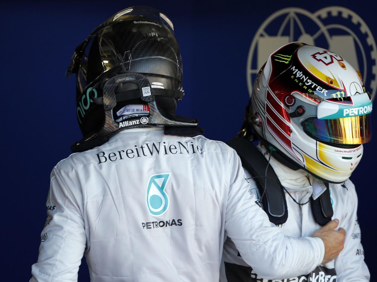Rosberg intentando saludar a Hamilton.