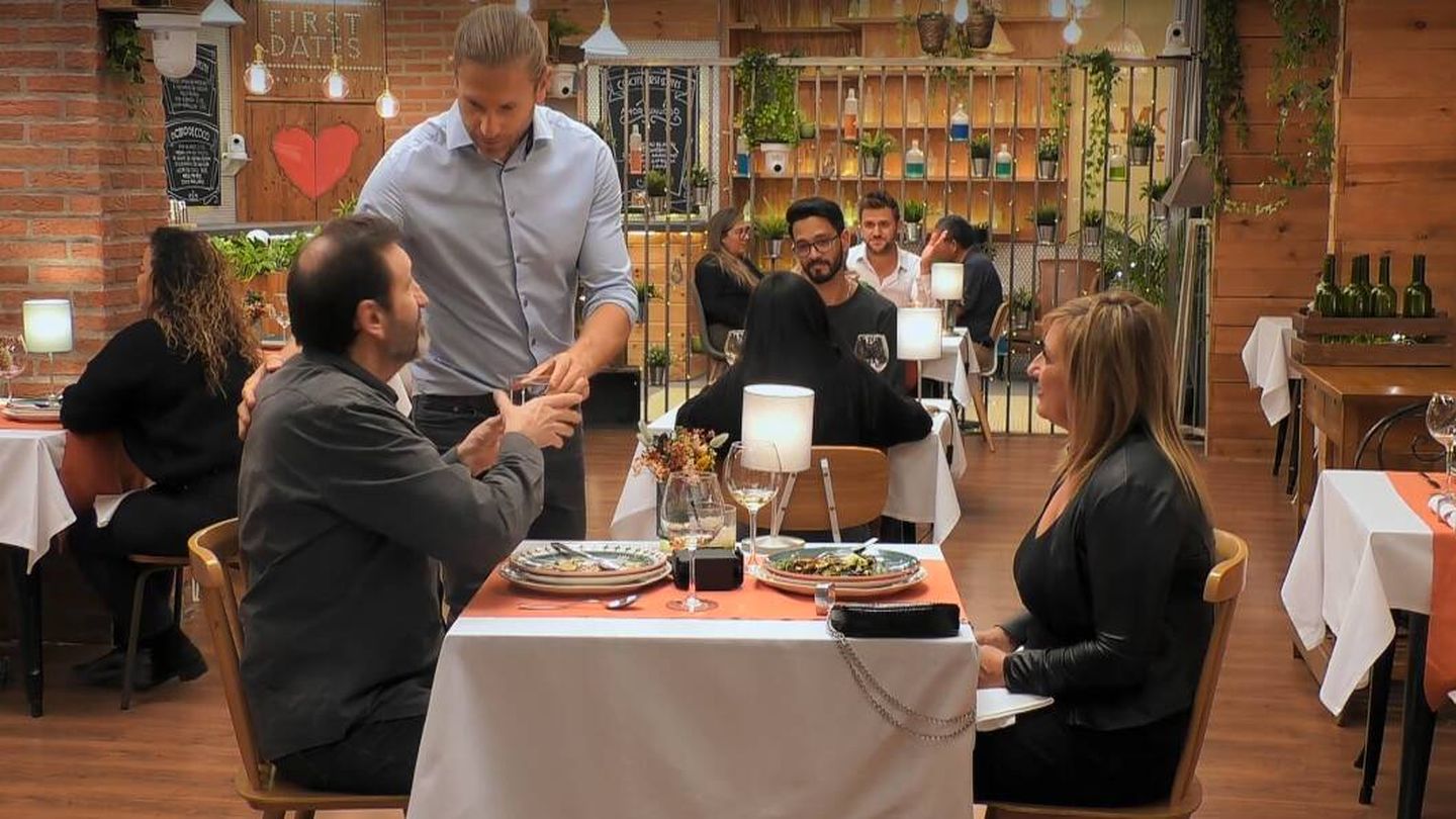 Matías lleva un vaso de agua a Fernando en 'First Dates'. (Mediaset)