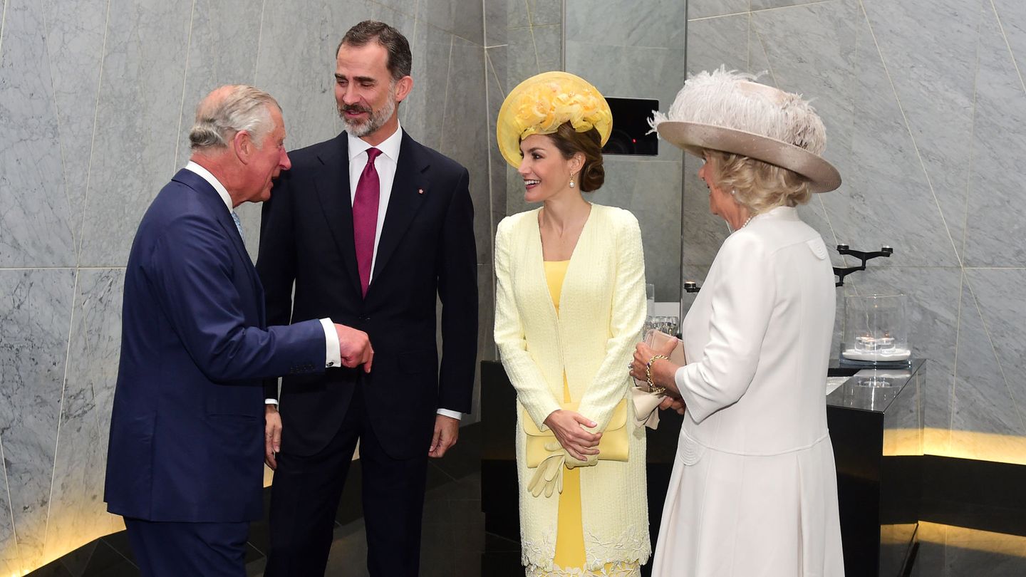 Los Reyes, junto al príncipe Carlos y Camilla en el hall del hotel. (Reuters)
