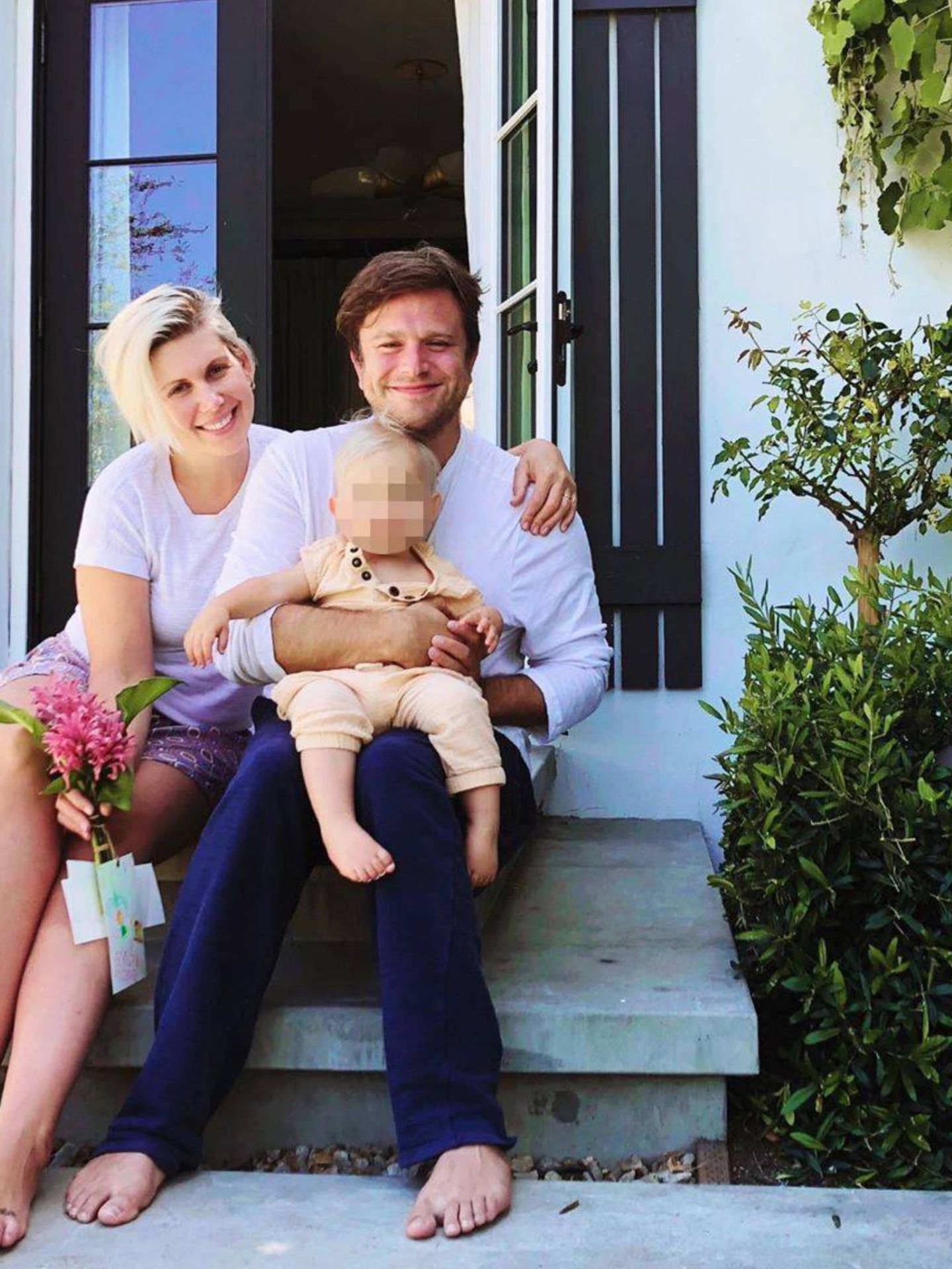 Zak Williams con su mujer, Olivia June, y su hijo. (Instagram @heyoliviajune)