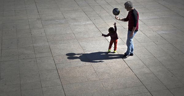 Foto: Un padre juega con sus hijos en la Plaza del Castillo de Pamplona. (EFE)