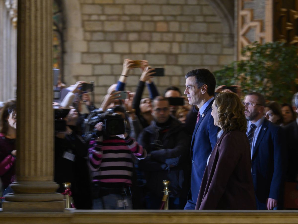 Foto: Pedro Sánchez y Ada Colau se dirigen a su comparecencia conjunta en el Ayuntamiento de Barcelona, este 7 de febrero. (Moncloa)