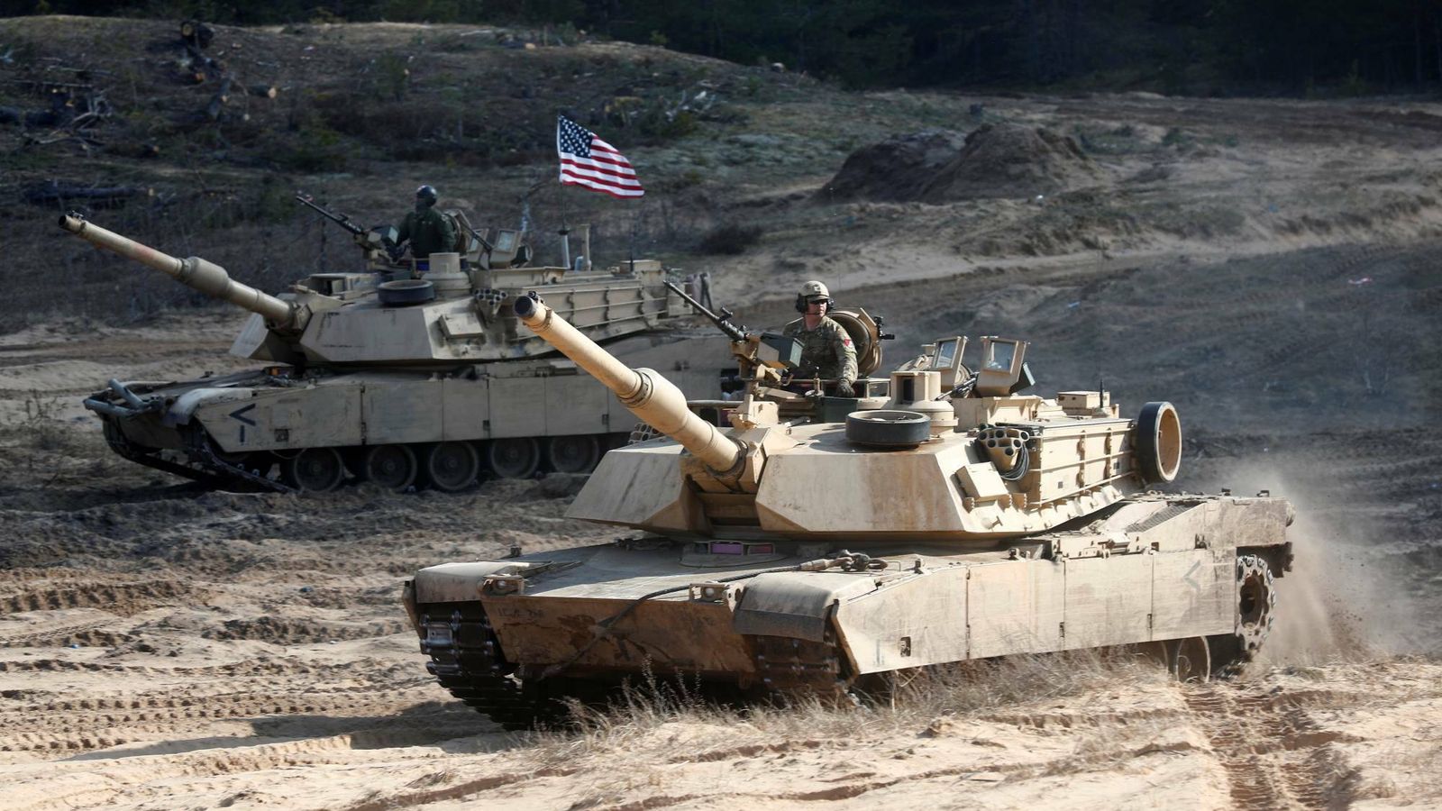 Carros de combate Abrams durante unos ejercicios en el campo de Adazi (Letonia). (US Army)