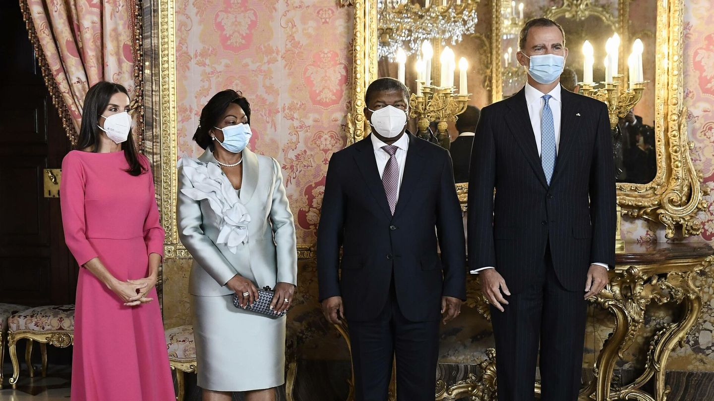 Los Reyes, con el presidente y la primera dama de Angola. (CP)