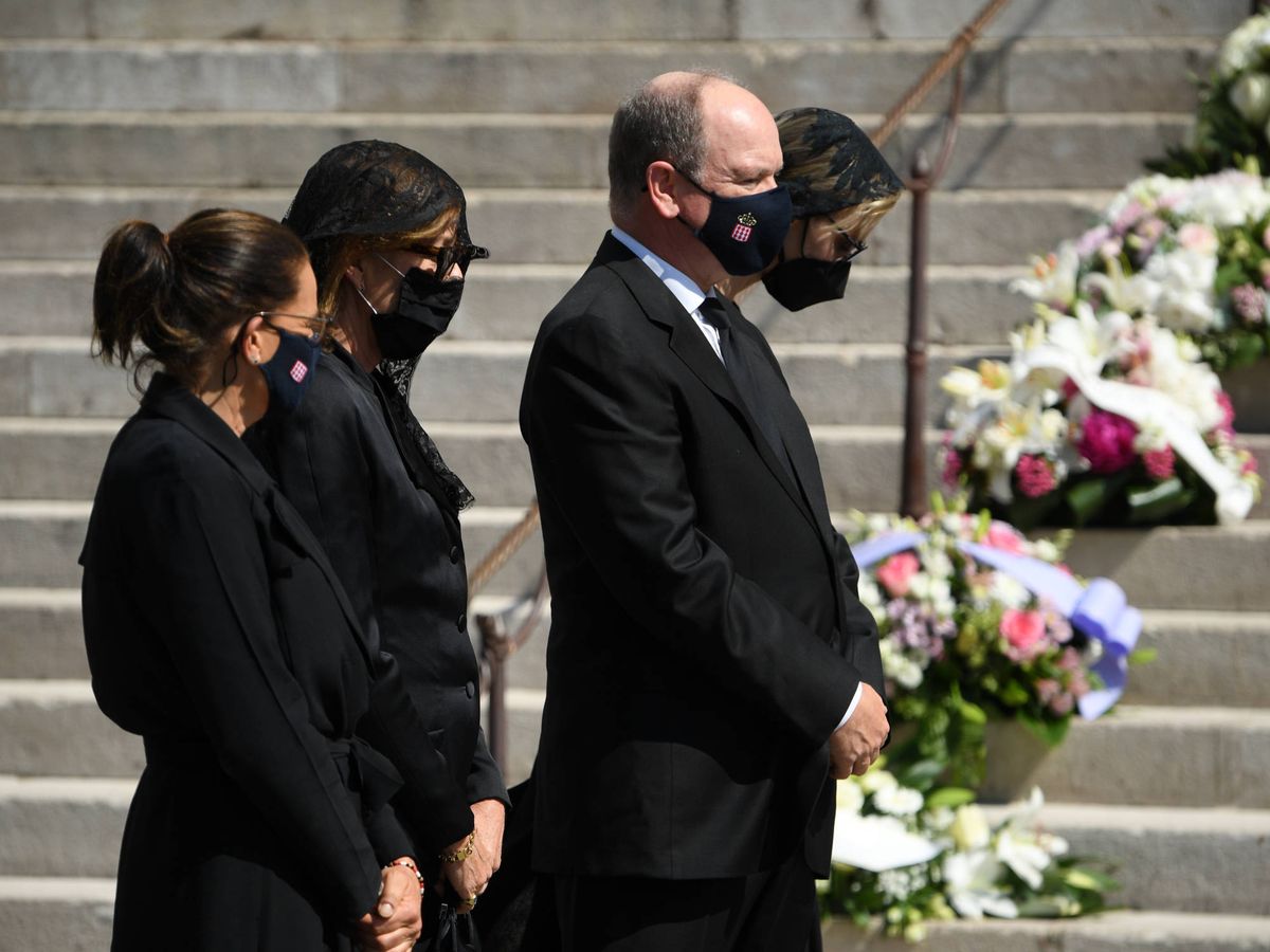 Foto: Estefanía, Carolina, Alberto y Charlène de Mónaco, en el funeral de Elisabeth de Massy. (Getty)