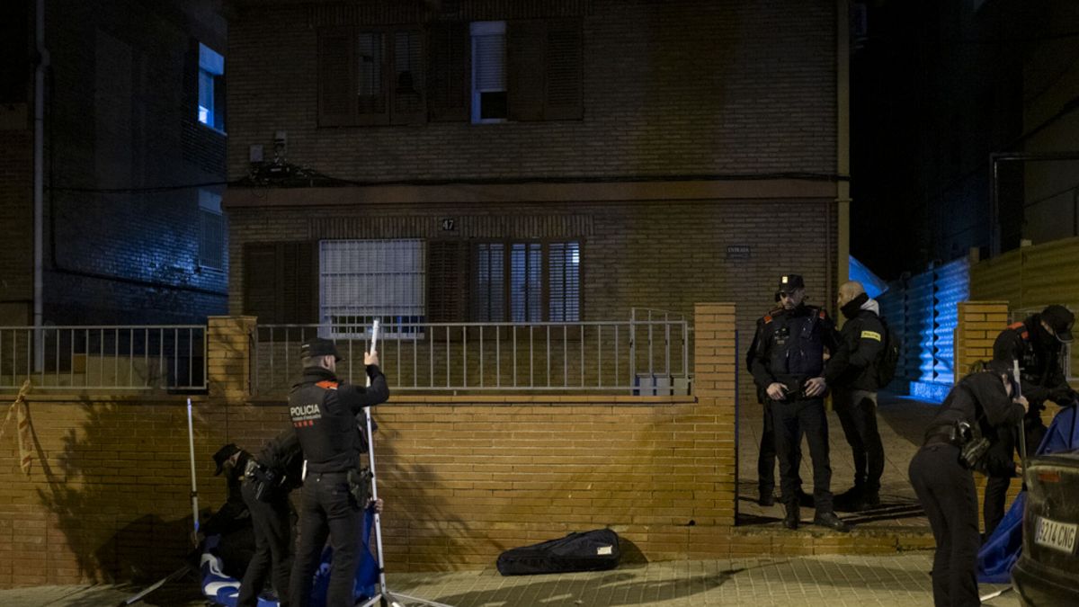 Investigan la muerte de un hombre y sus dos hijos en Barcelona