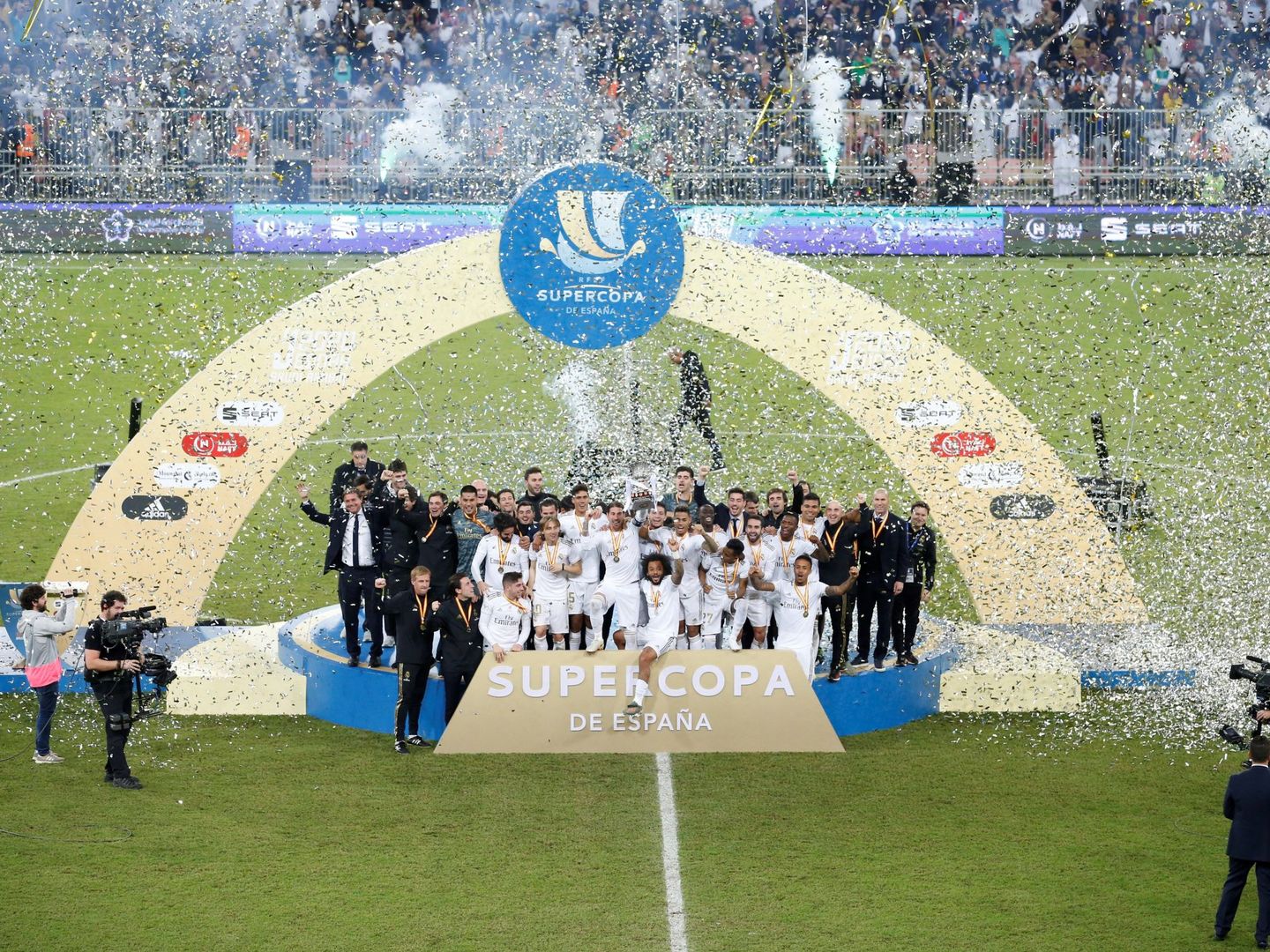 Los jugadores del Real Madrid celebran su triunfo en la final de la Supercopa de España en Arabia Saudí. (EFE)