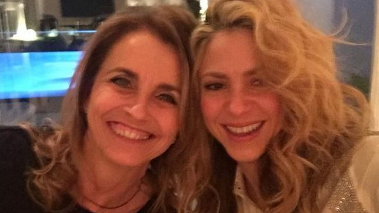 Shakira también posó con su suegra, la madre de Piqué. (Instagram / @Shakira)