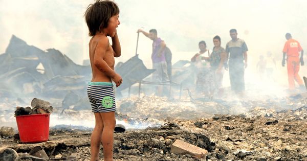 Foto: Un niño llora tras un incendio en un campo de refugiados en la ciudad de Podgorica. (EFE)