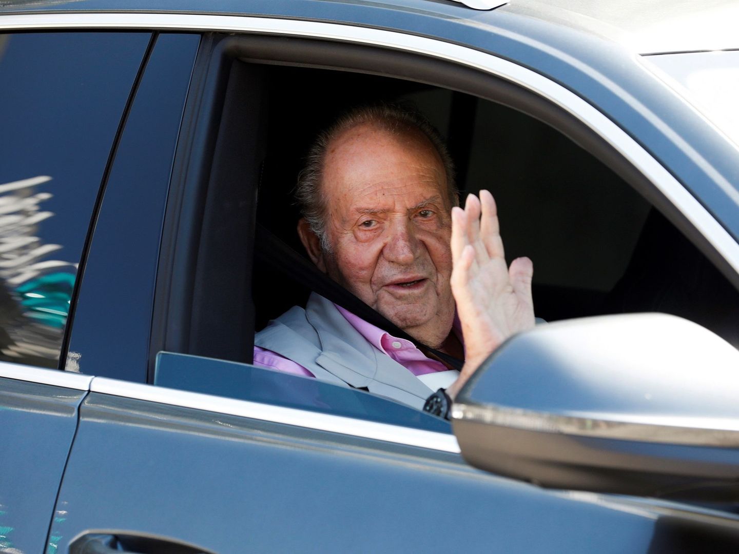El rey Juan Carlos, saliendo de la clínica Quirón tras ser operado de corazón el pasado verano. (EFE)