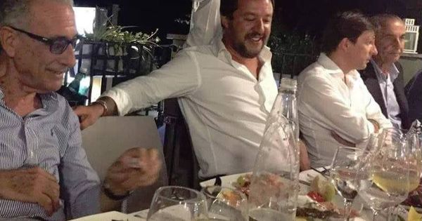 Foto: La cena a la que acudió Salvini tras el derrumbe del puente en Génova. (Foto: Anna Rita Leonardi)