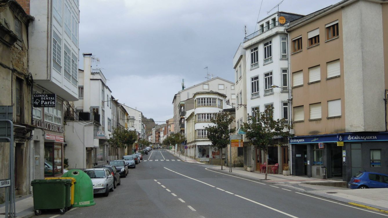 Foto: La calle de los bancos en Becerreá (Lugo), el pueblo más pequeño con un BBVA y un Sabadell. (Adrián Estévez/Wikimedia Commons)