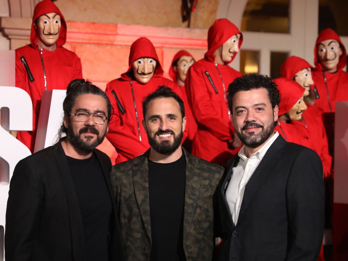 Foto: Avalos (centro), junto con el director de 'La Casa de Papel' y el director de fotografía de la serie en 2019. (EFE)