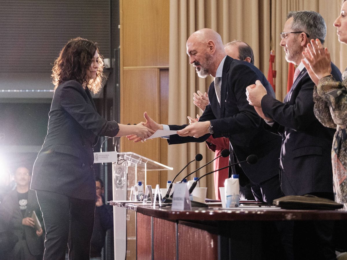 Foto: La presidenta de la Comunidad de Madrid, Isabel Díaz Ayuso, recibe su premio como alumna ilustre de la UCM. (S. B.)