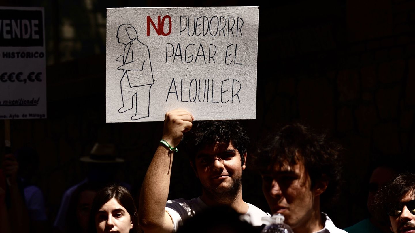Uno de los asistentes a la movilización de Málaga portando un cartel reivindicativo. (Álex Zea/Europa Press)