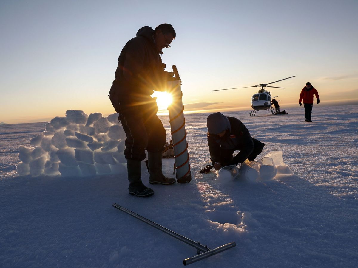 Foto: Glaciólogos estudiando la evolución del hielo antártico. (EFE)