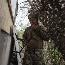 Foto: Soldado con un dron en las trincheras ucranianas. (EFE)