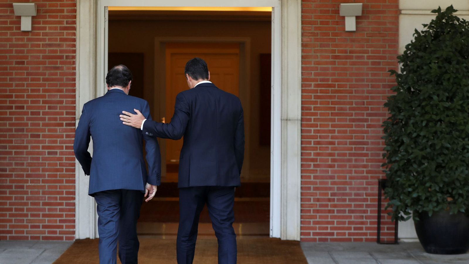 Foto: Mariano Rajoy y Pedro Sánchez, en una reunión en La Moncloa. (EFE)