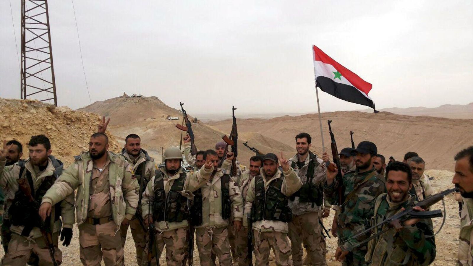 Foto: Soldados sirios agitan una bandera en los límites de Palmira en una imagen de archivo. (Reuters)