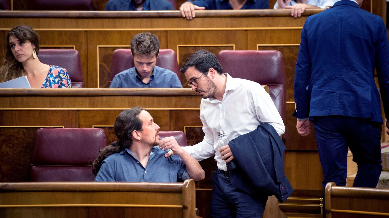 Foto: El líder de Podemos, Pablo Iglesias, conversa con el coordinador federal de IU, Alberto Garzón, durante un pleno en el Congreso. (EFE)