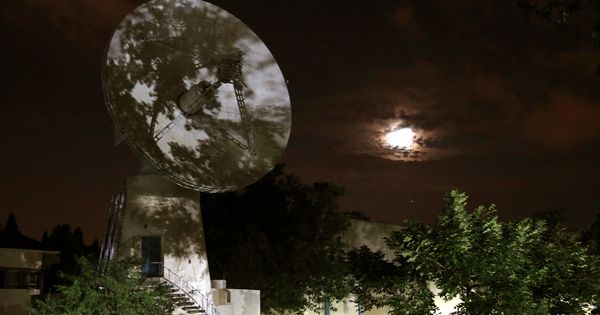 Foto: Vista general de una antena que rastrea la luna en el Centro de comando de Bangalore, India. (EFE)