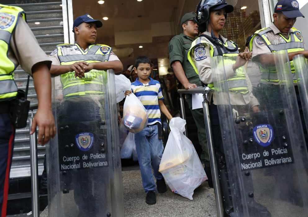 Foto: Un niño sale de un supermercado intervenido por el Gobierno de Maduro en Caracas (Reuters).
