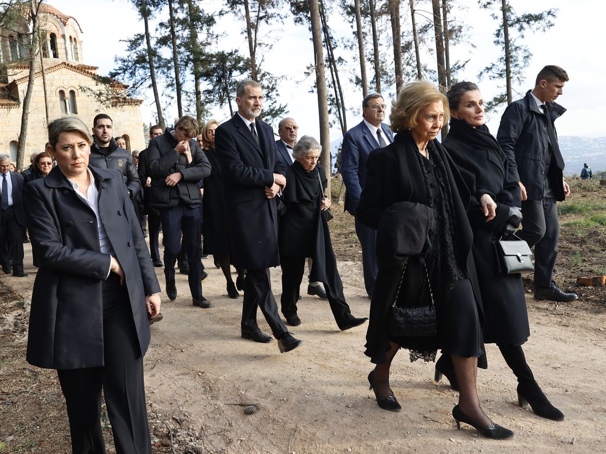 Foto: La familia real española y griega se desplazan hasta el cementerio de Tatoi para despedir a Constantino II. (EFE/Casa S.M.el Rey)