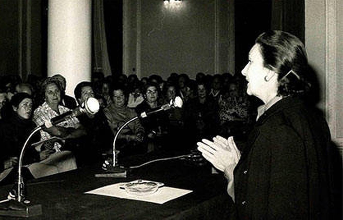 Ana María Lajusticia, en una conferencia a finales de los 70. (Fototeca AML)