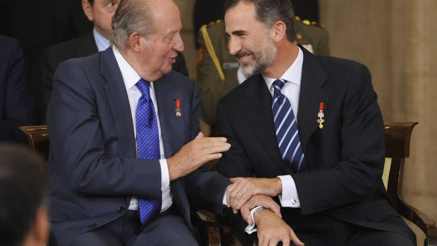 El rey Juan Carlos y rey Felipe, cómplices en un acto oficial. (Getty)