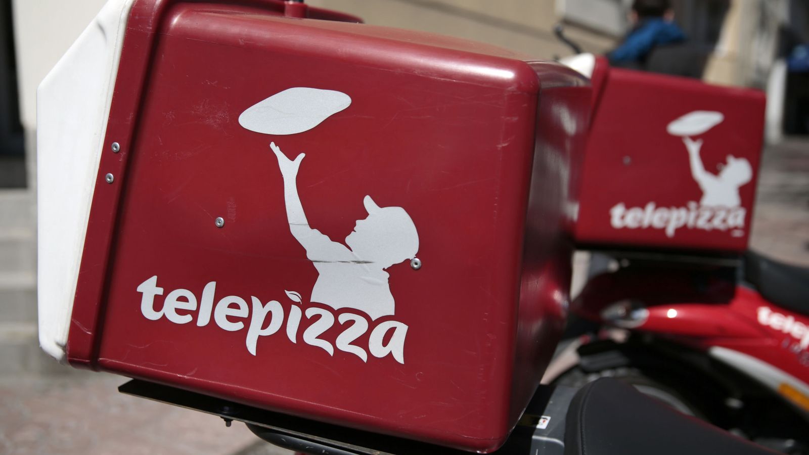Foto: El logo de Telepizza en una moto de reparto. (Reuters)